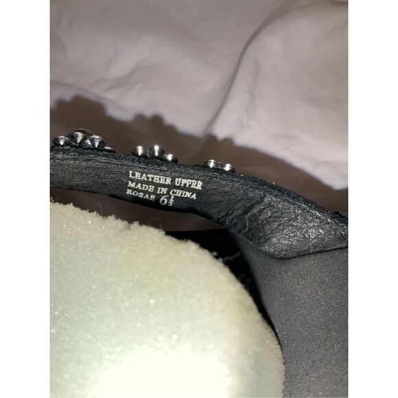 Yellow box flip flops size 6.5 - Picture 10 of 10